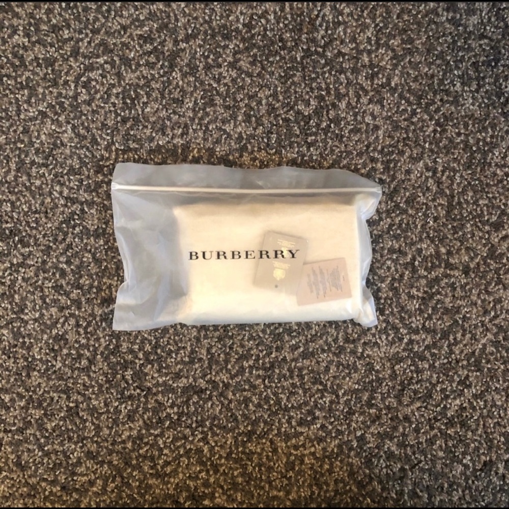 🛑SOLD🛑 Burberry wallet 100% authentic - Picture 6 of 8
